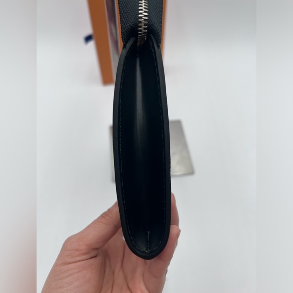 ♥️🌹LOUIS VUITTON POCHETTE EPI BLACK🌹♥️ - Picture 5 of 14